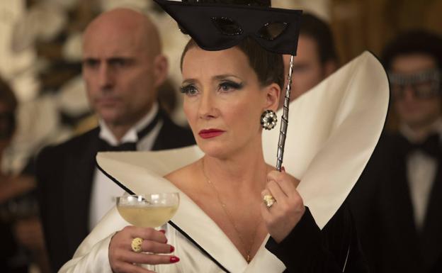 Emma Thompson encarna en Cruella a la villana, la baronesa Von Hellman.