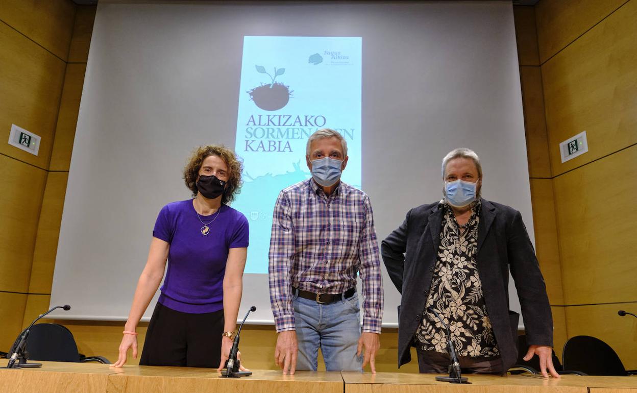Mari Jose Telleria, Iñaki Irazabalbeitia y Koldobika Jauregi presentaron ayer la iniciativa.