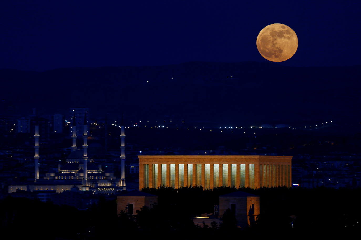 La superluna brilla sobre buena parte del planeta