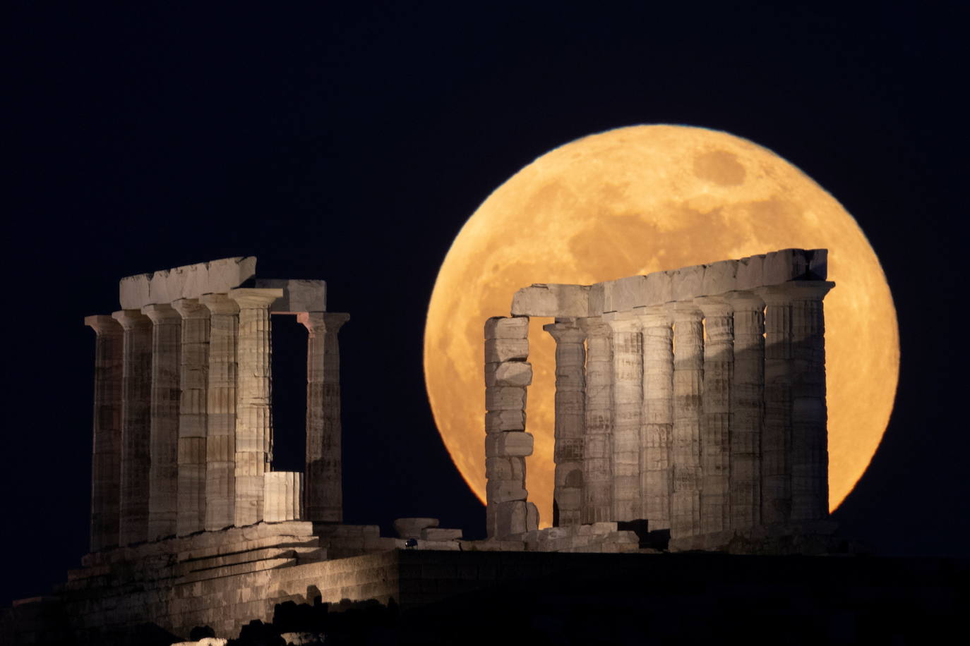 La superluna brilla sobre buena parte del planeta