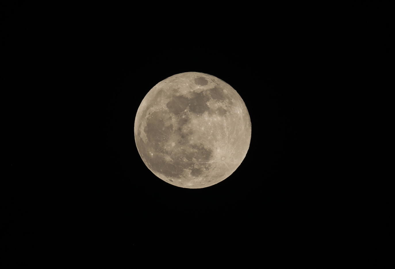 La superluna brilla sobre buena parte del planeta