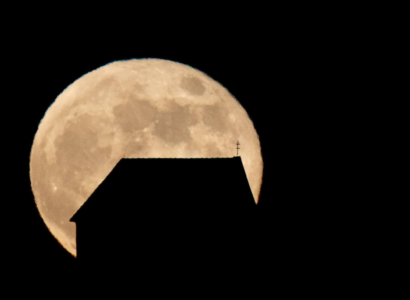 La superluna brilla sobre buena parte del planeta