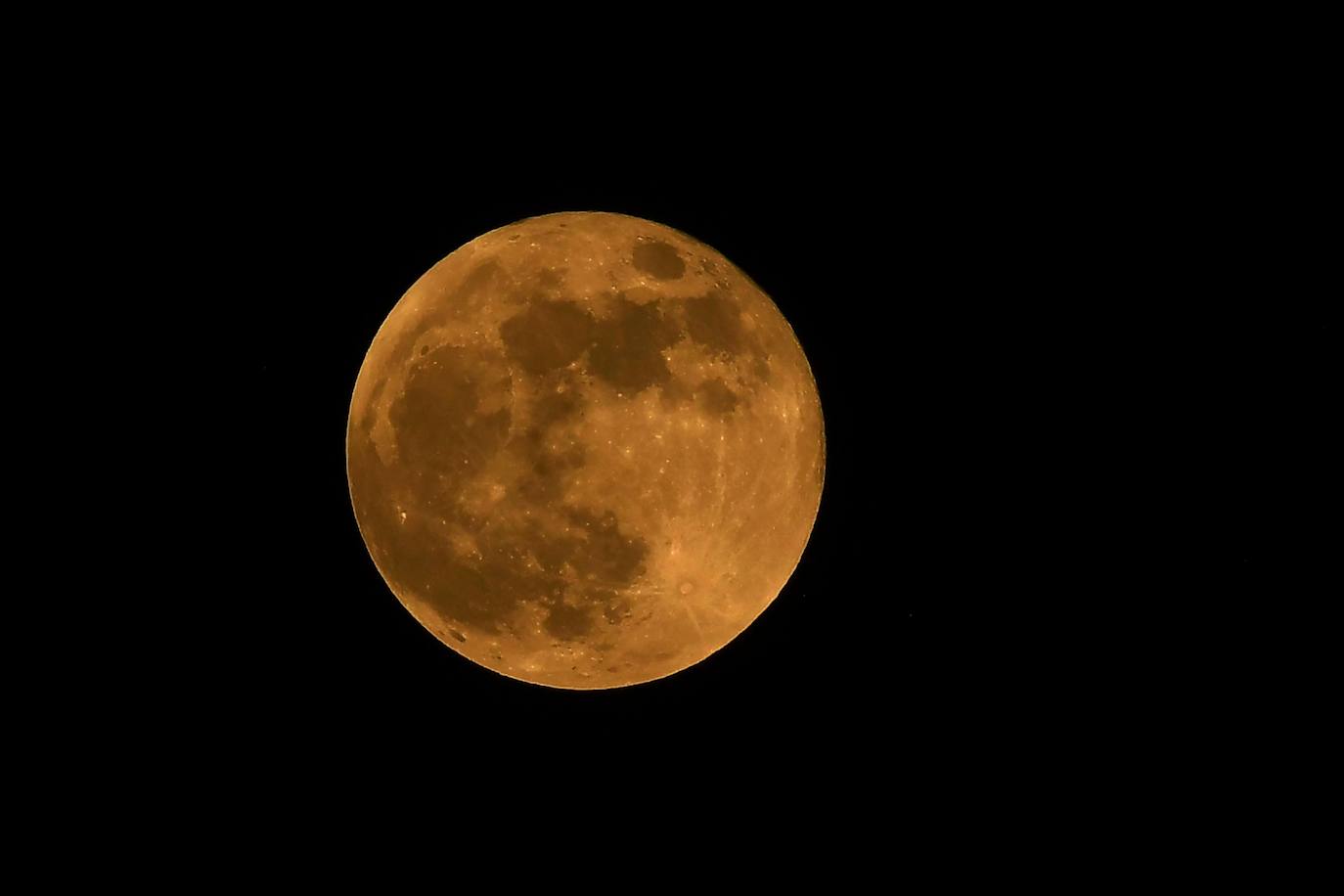 La superluna brilla sobre Donostia