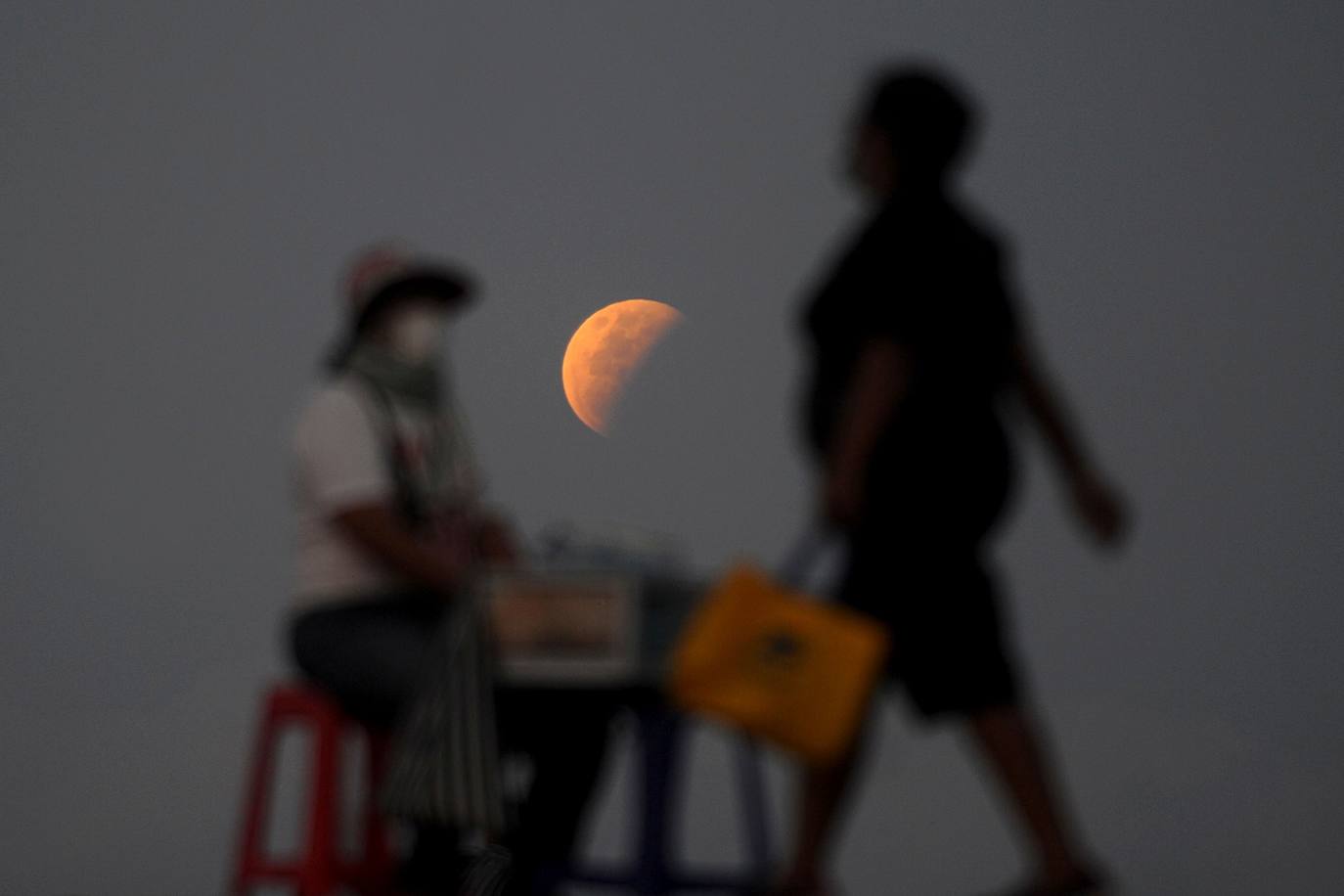 La superluna brilla sobre buena parte del planeta