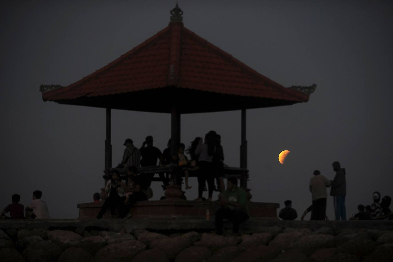 La superluna brilla sobre buena parte del planeta