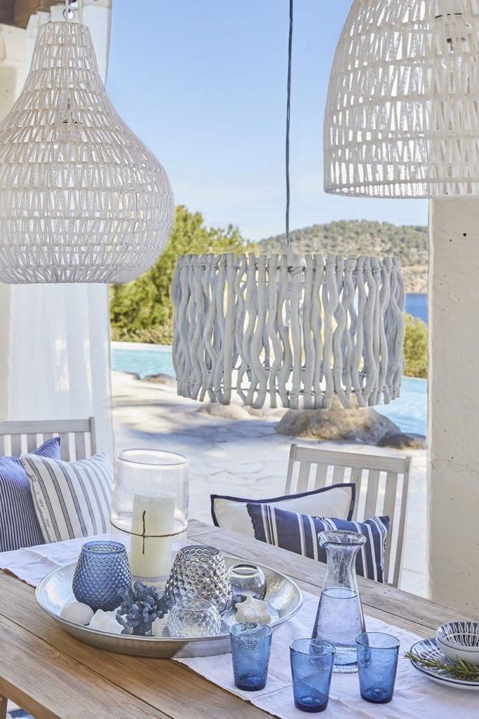 Dentro de la decoración de estilo mediterráneo, ésta incluye desde el blanco al azul, pasando por el rojo y el marrón, realzando la belleza de materiales como la madera, la piedra o el hierro; elementos imprescindibles para un hogar cálido y confortable. Las paredes blancas y las vigas de madera también son esenciales para complementar este estilo. Toma nota de estas 20 propuestas de aires mediterráneos
