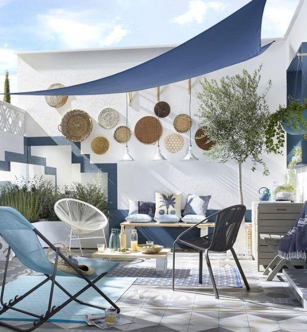 Dentro de la decoración de estilo mediterráneo, ésta incluye desde el blanco al azul, pasando por el rojo y el marrón, realzando la belleza de materiales como la madera, la piedra o el hierro; elementos imprescindibles para un hogar cálido y confortable. Las paredes blancas y las vigas de madera también son esenciales para complementar este estilo. Toma nota de estas 20 propuestas de aires mediterráneos