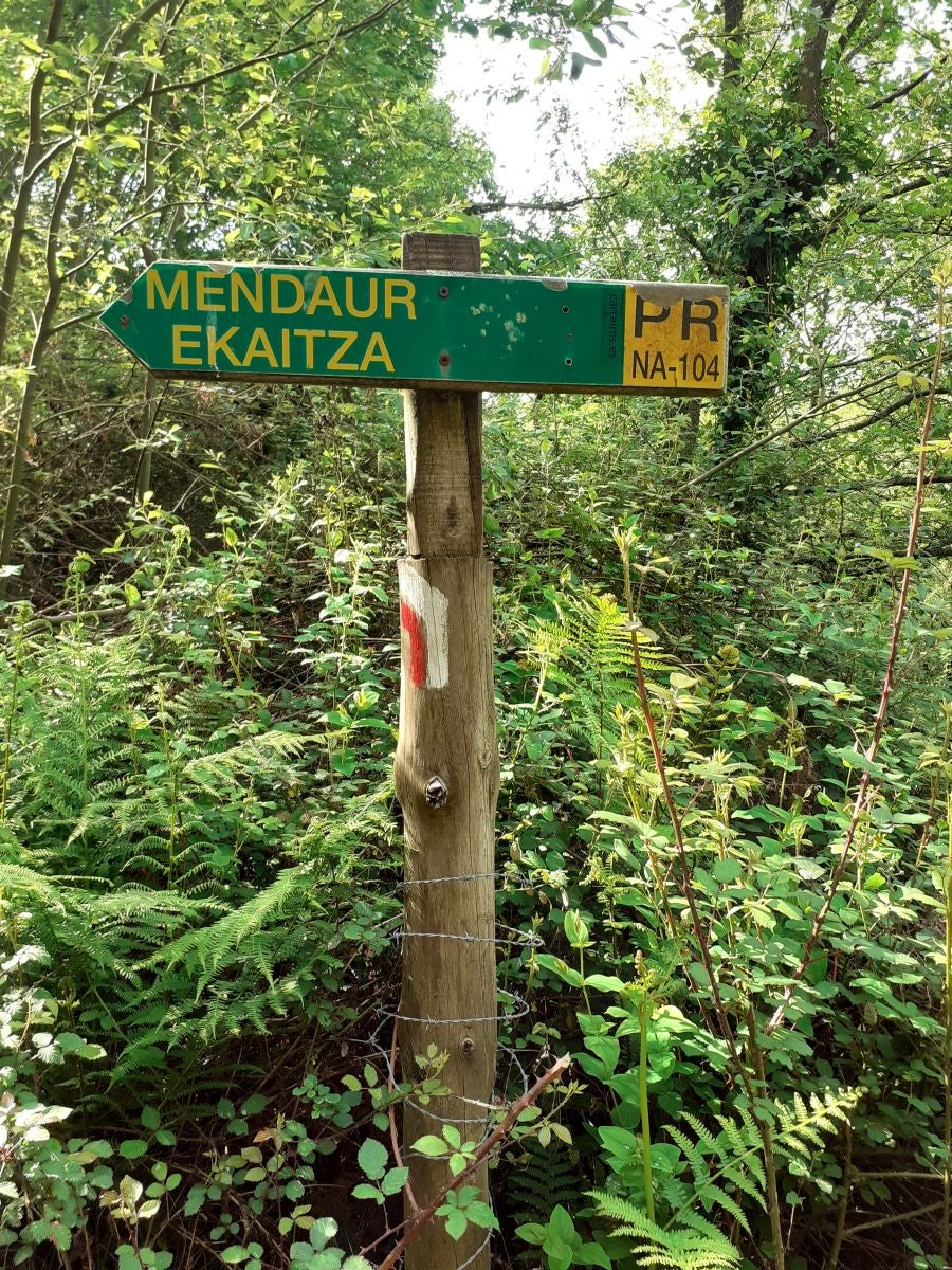 La blanca ermita de la Trinidad ubica esta cima de piedra rojiza en la que las leyendas mitológicas inundan todos sus rincones.