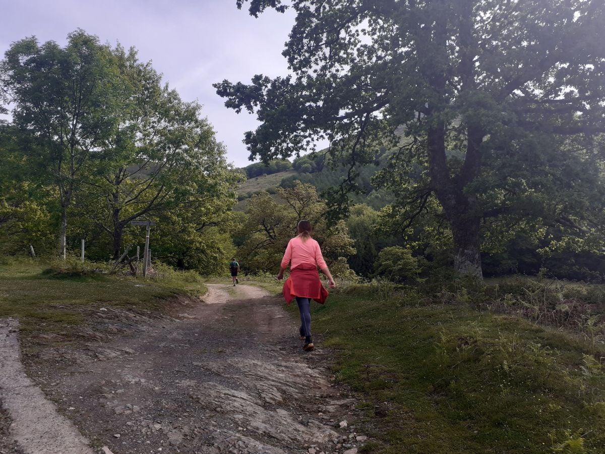 La blanca ermita de la Trinidad ubica esta cima de piedra rojiza en la que las leyendas mitológicas inundan todos sus rincones.