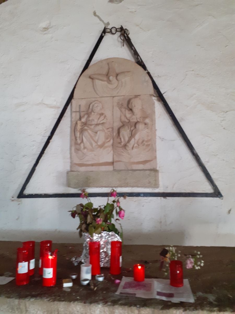 La blanca ermita de la Trinidad ubica esta cima de piedra rojiza en la que las leyendas mitológicas inundan todos sus rincones.