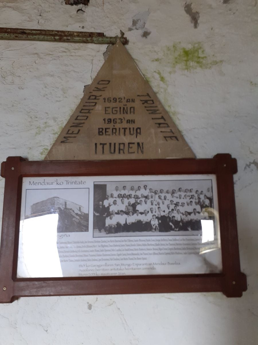 La blanca ermita de la Trinidad ubica esta cima de piedra rojiza en la que las leyendas mitológicas inundan todos sus rincones.