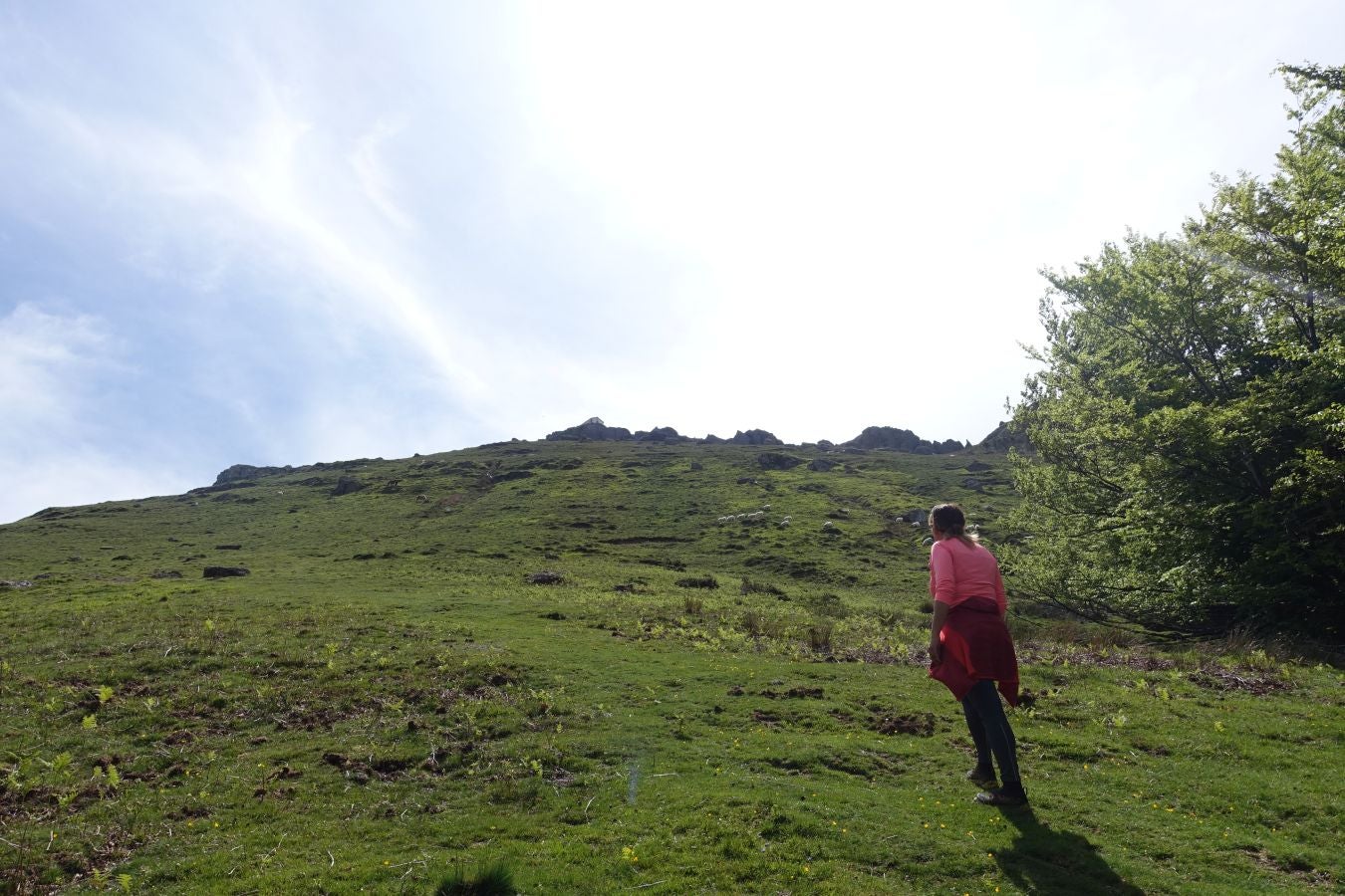 La blanca ermita de la Trinidad ubica esta cima de piedra rojiza en la que las leyendas mitológicas inundan todos sus rincones.