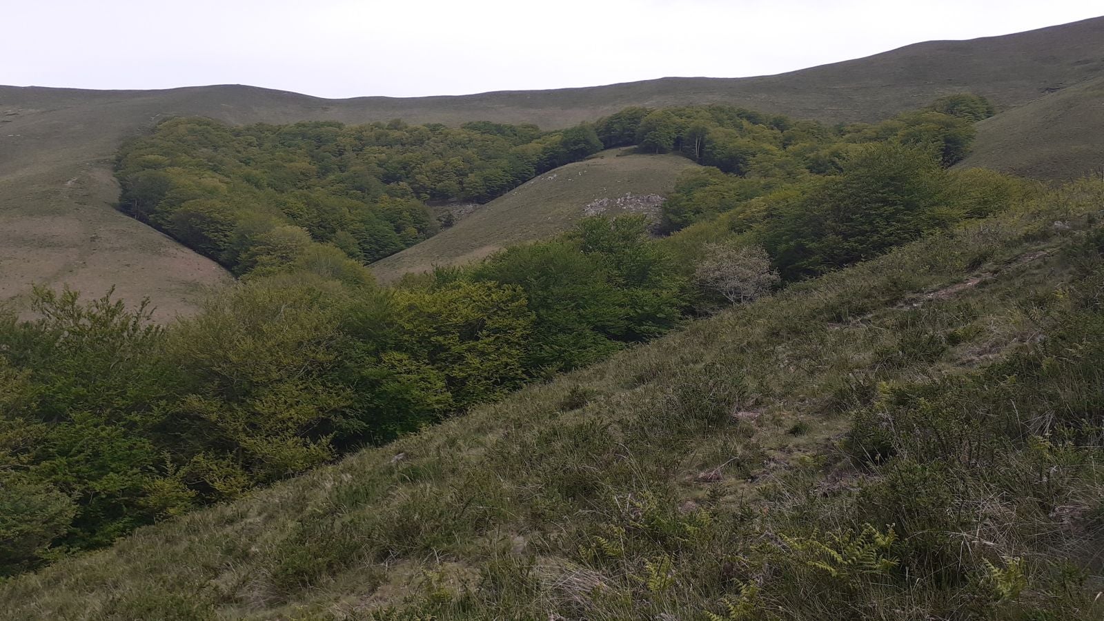 La blanca ermita de la Trinidad ubica esta cima de piedra rojiza en la que las leyendas mitológicas inundan todos sus rincones.