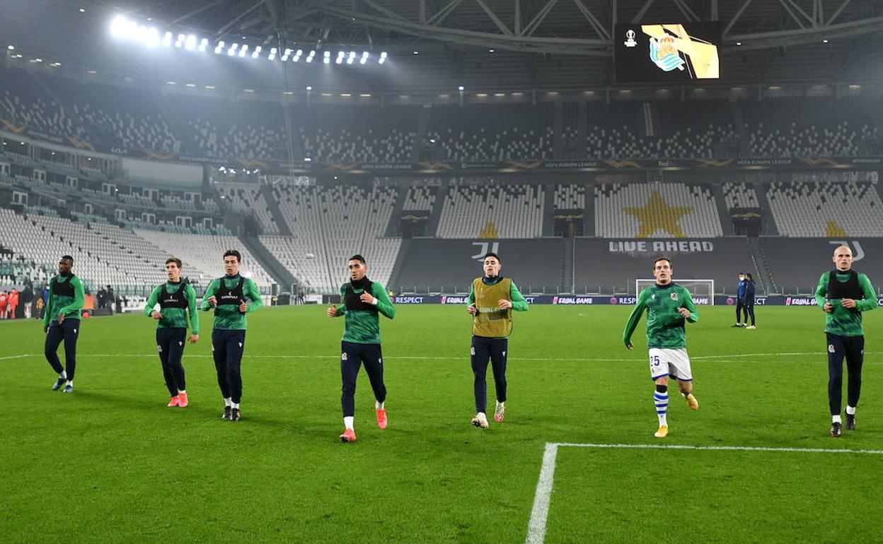 Sagnan, Aihen, Zubimendi, Roberto López, Merquelanz, Bautista y Guridi calientan en el descanso del partido contra el Manchester United en Turín. 