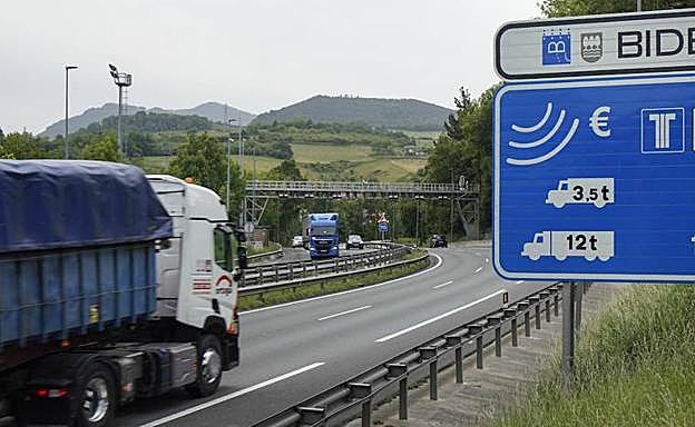 Los transportistas consideran que la extensión del peaje en Gipuzkoa es «injusto» y «penaliza» su actividad