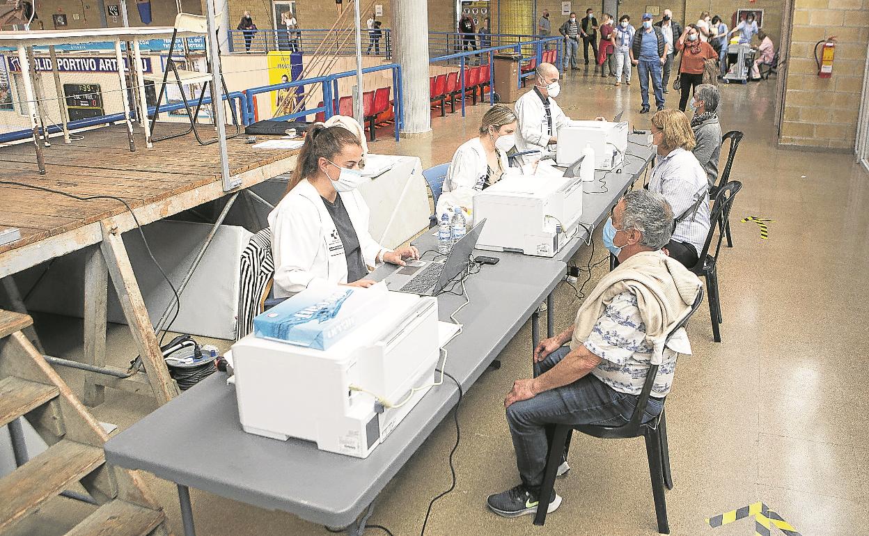 Vecinos de Irun esperan su turno para vacunarse en el polideportivo de Artaleku