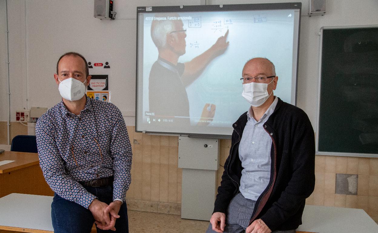 Los profesores Huerta y Lizarraga, en un aula de su instituto.