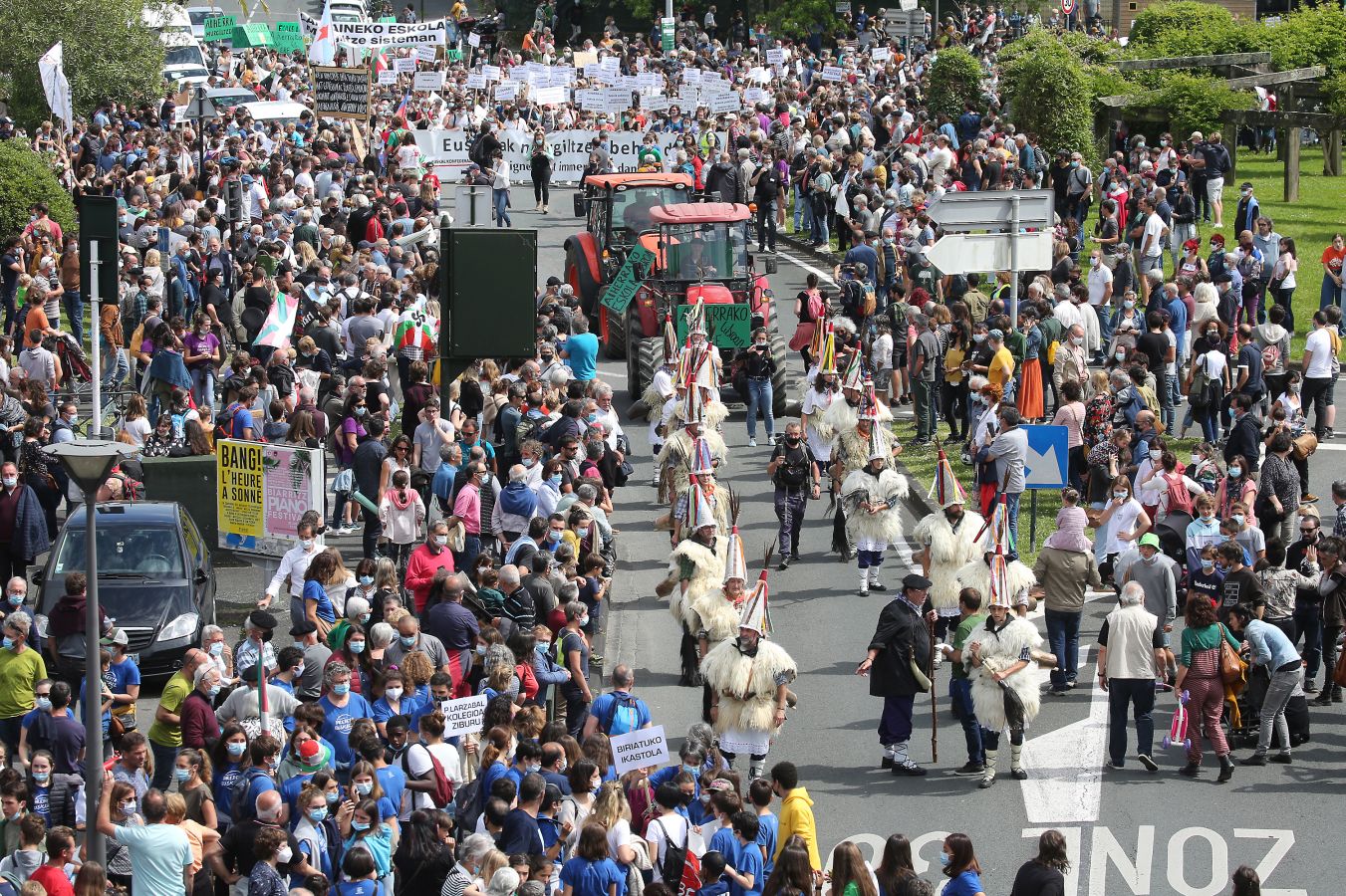 Manifestación multitudinaria a favor del euskera en Baiona