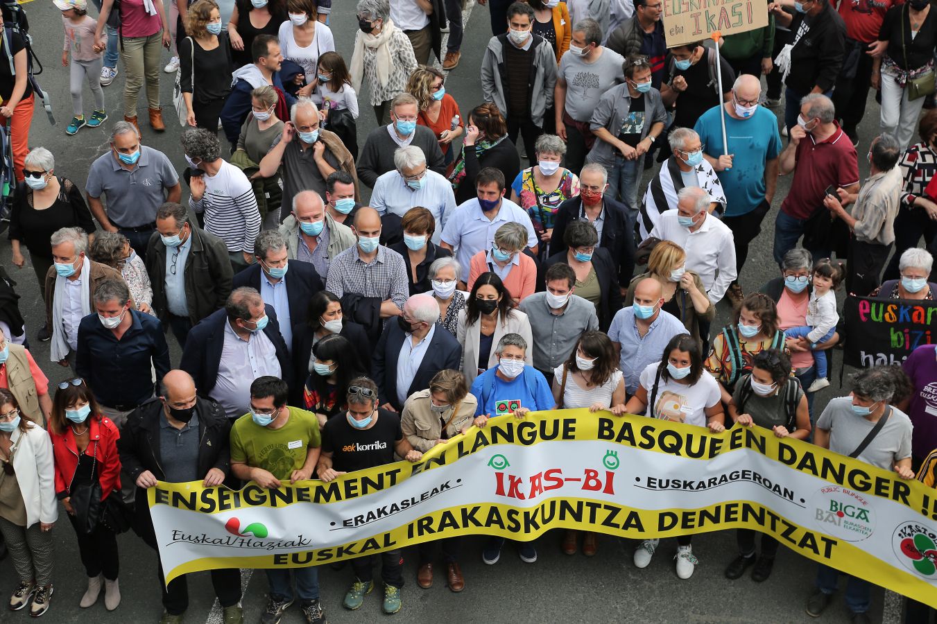 Manifestación multitudinaria a favor del euskera en Baiona