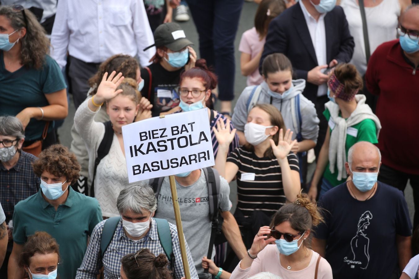 Manifestación multitudinaria a favor del euskera en Baiona