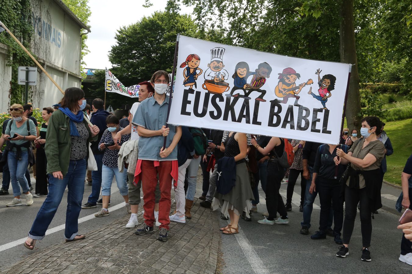 Manifestación multitudinaria a favor del euskera en Baiona