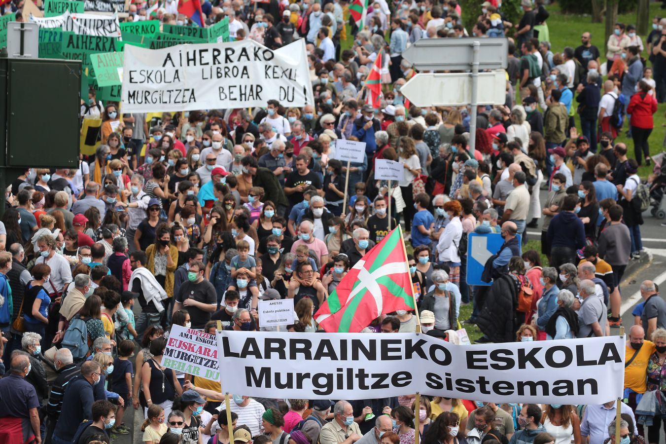 Manifestación multitudinaria a favor del euskera en Baiona