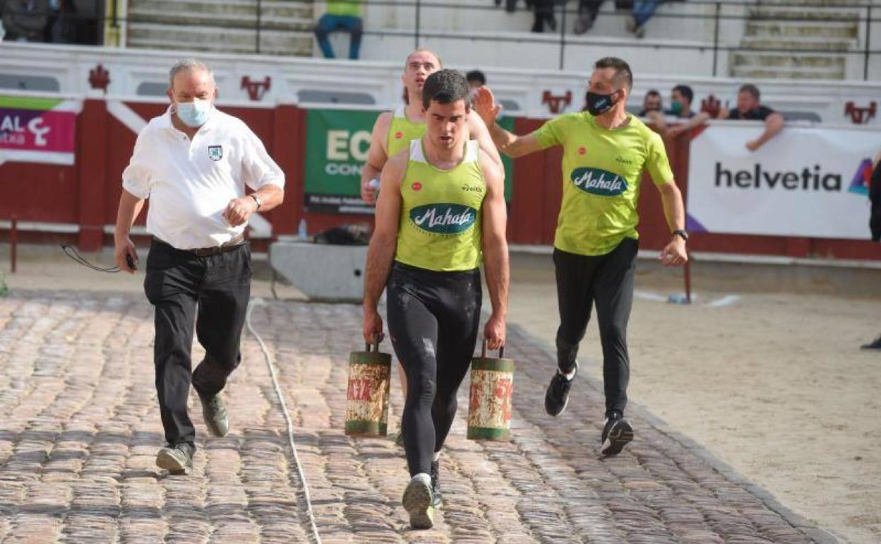 Ioritz Gisasola 'Zelai IV', durante la prueba de txingas. 