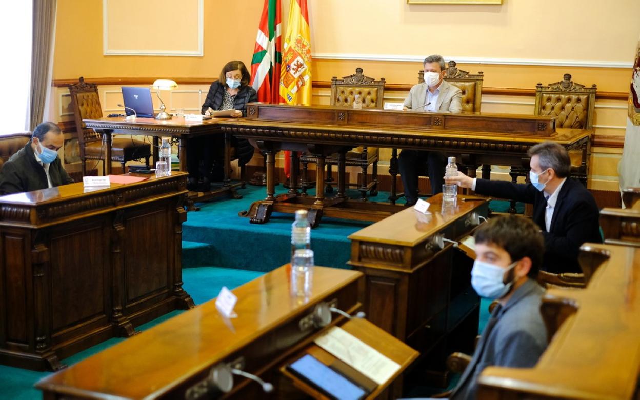 Sesión plenaria desarrollada ayer en el Ayuntamiento con formato semipresencial. 