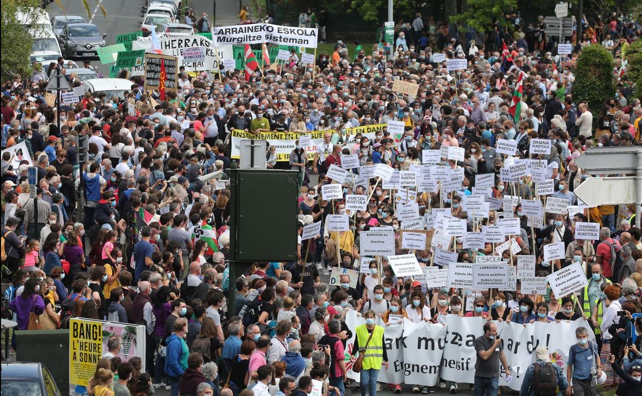 Miles de personas se han manifestado este sábado en Baiona.