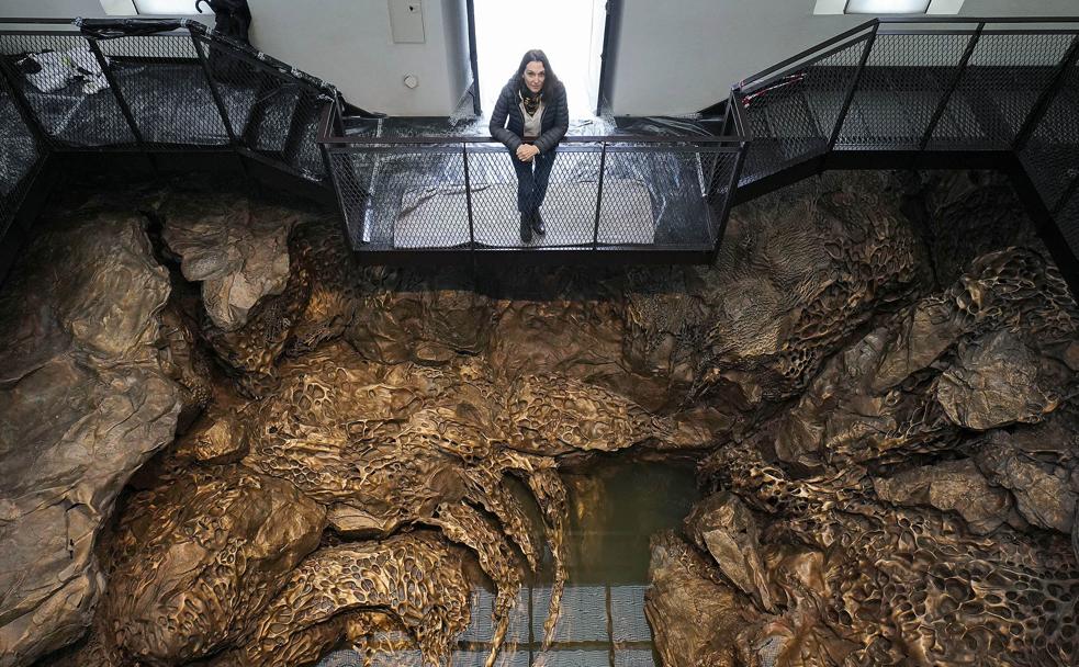 Cristina Iglesias, retratada junto a su obra desde lo alto de la pasarela que recorrerá el visitante. 