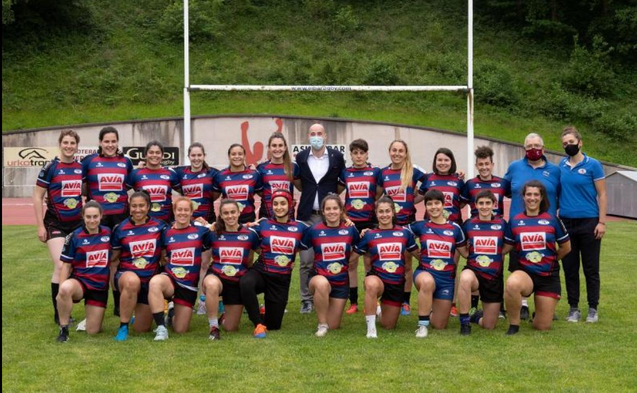 La plantilla recibió ayer el apoyo del alcalde de Eibar Jon Iraola, en el centro de la imagen, antes del partido de mañana. 