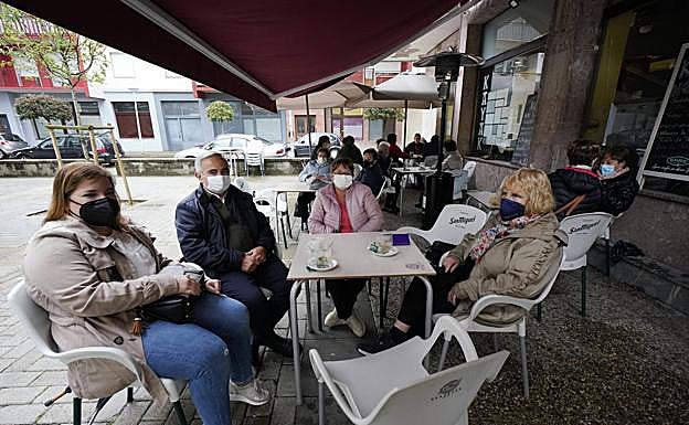 Imagen principal - Nerea, Manuel, Mariasun y Mariluz toman el café en la terraza del Kayak. José Ramón, en la tertulia improvisada del bodegón Toki Ona. José, de 76 años, fuma un cigarrillo en los arcos de la iglesia de Santa Marina.