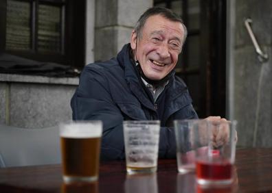 Imagen secundaria 1 - Nerea, Manuel, Mariasun y Mariluz toman el café en la terraza del Kayak. José Ramón, en la tertulia improvisada del bodegón Toki Ona. José, de 76 años, fuma un cigarrillo en los arcos de la iglesia de Santa Marina.