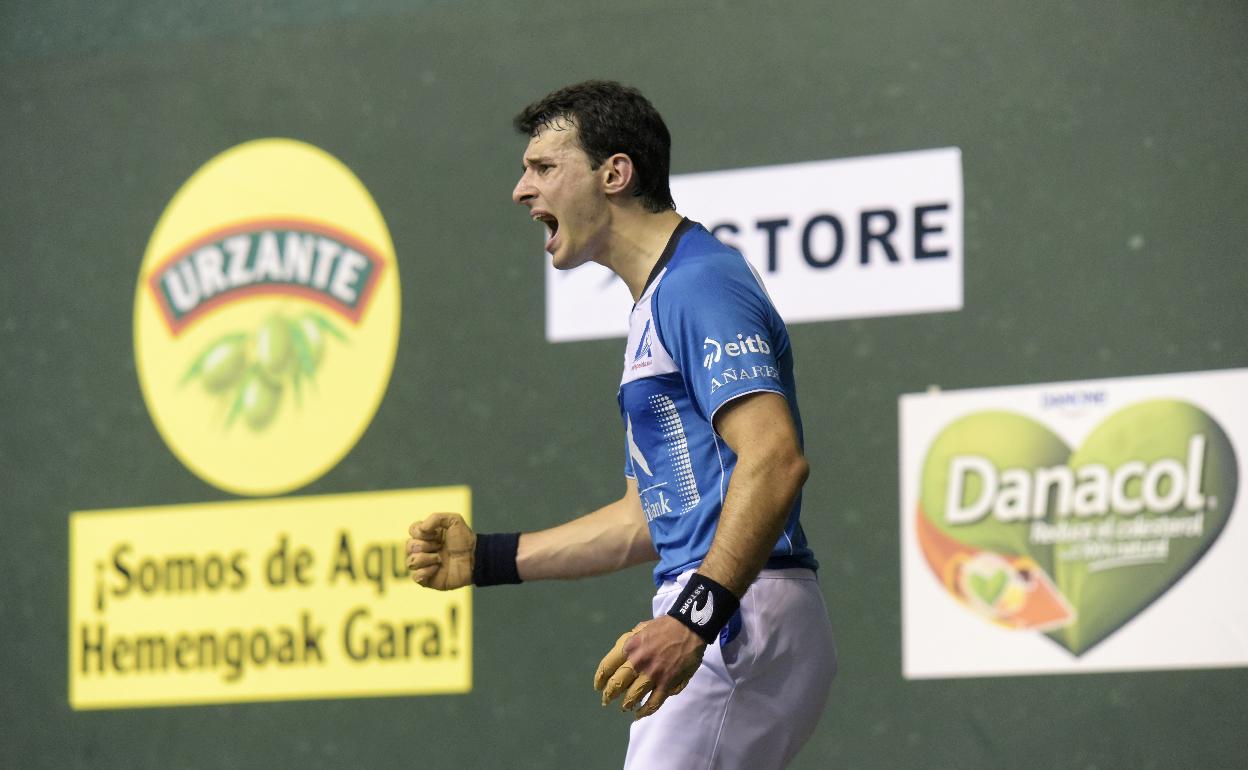 Jokin Altuna celebra con rabia uno de sus tantos ayer en el Atano III de Donostia.