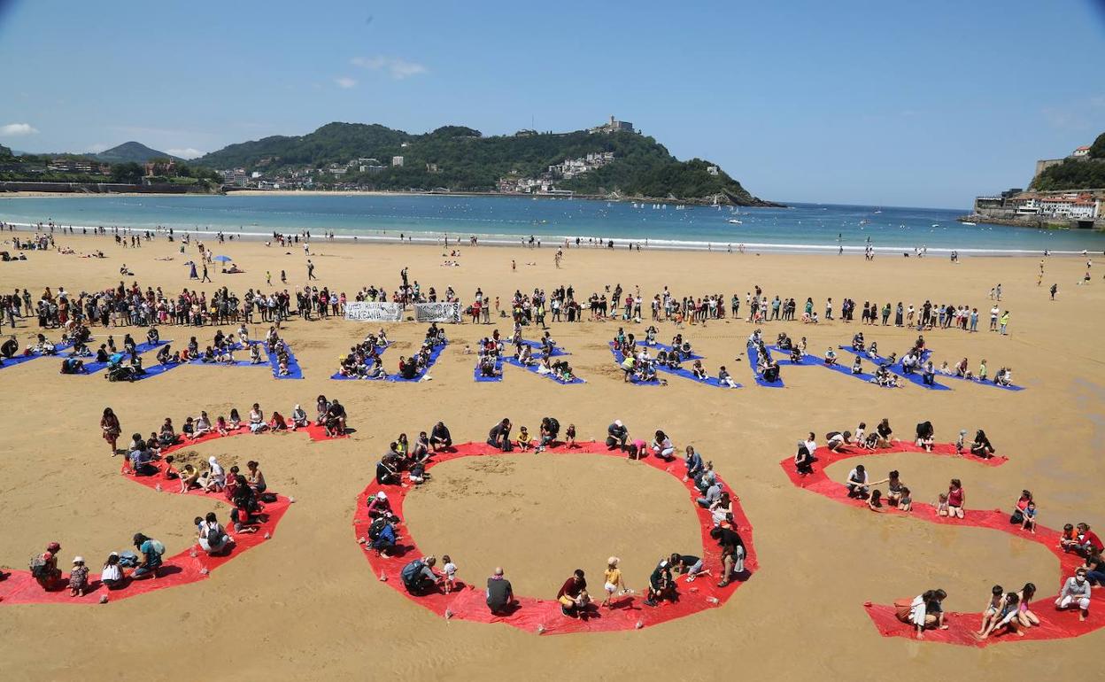 La red de familias HaurrakereBai toma la playa de La Concha. 