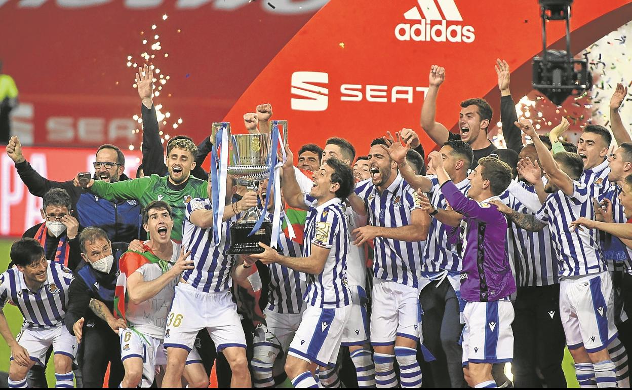 La Real celebra el título de Copa en La Cartuja.