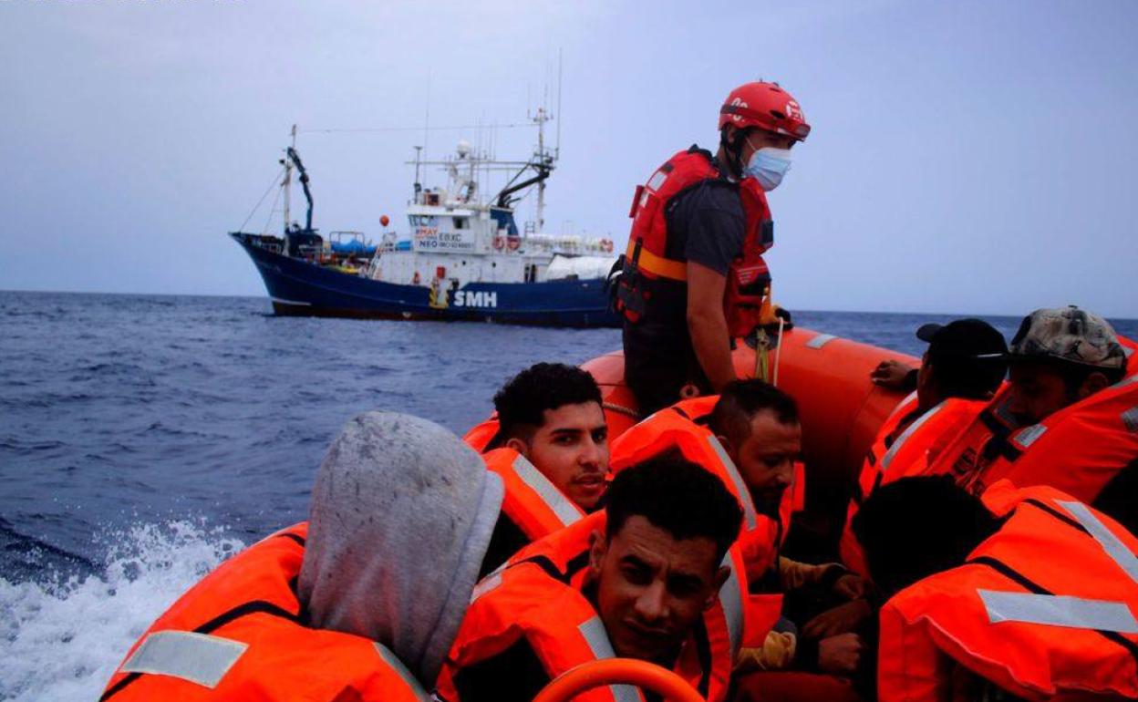 El 'Aita Mari' ya está en el puerto de Sicilia y prevé desembarcar este martes a los 50 rescatados