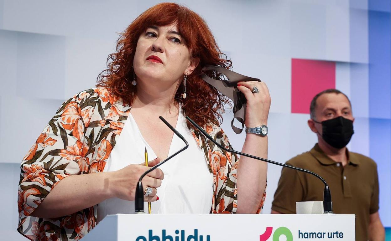 Los parlamentarios de EH Bildu Eba Blanco y Unai Urruzuno en la rueda de prensa de este lunes.