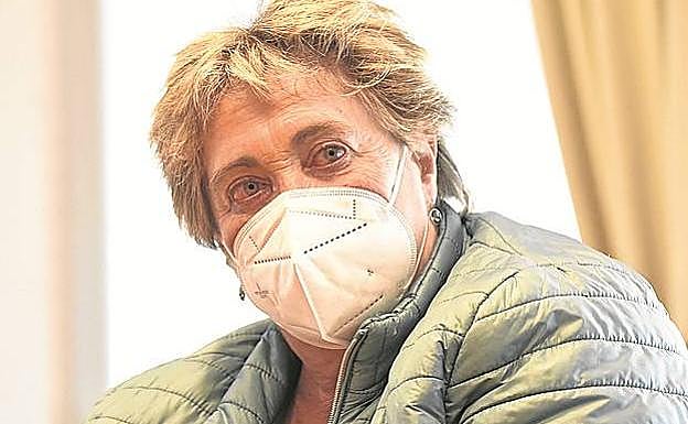 Imagen principal - Itziar Leoner vuelve para vacunar tras cinco años retirada. Juantxo Domínguez se jubiló el pasado 31 de diciembre. Josep María Crespo quería conocer las características de cada vacuna. 