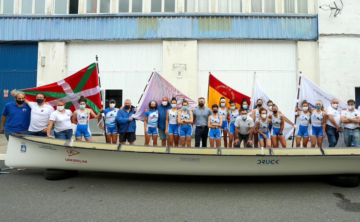 Las remeras de Donostiarra junto a técnicos, directiva y Martín Ibabe, concejal de Deportes, celebran las cuatro banderas de la trainerilla.