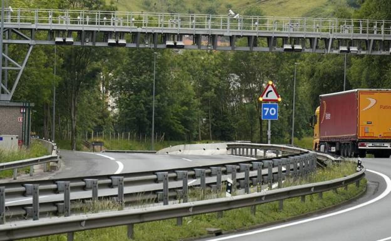 Hiru denunciará en los juzgados a los responsables de Bidegi por mantener el peaje a camiones en la N-1 y A-15