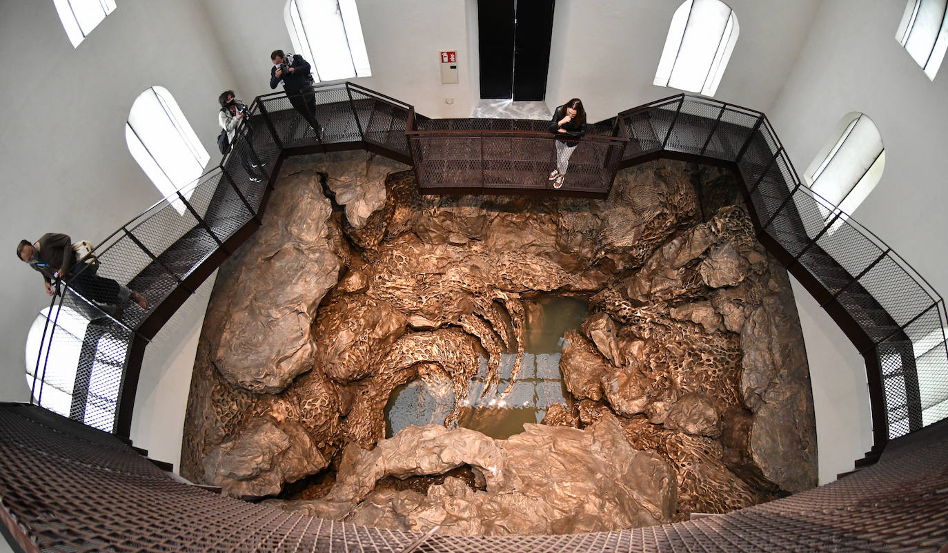 La escultura en el faro de Santa Clara de Cristina Iglesias, que se confiesa emocionada y expectante, se inaugura hoy oficialmente 