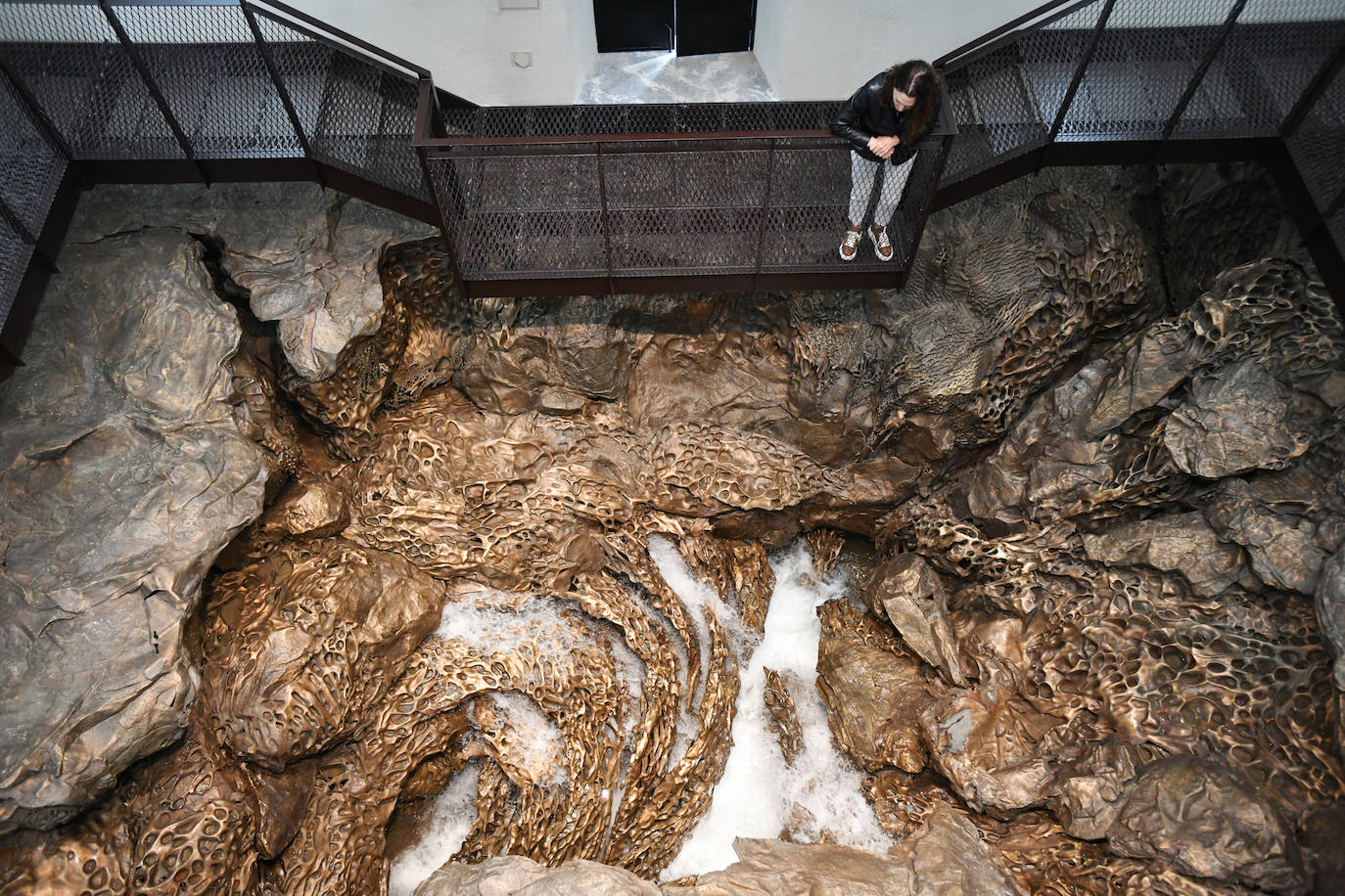 La escultura en el faro de Santa Clara de Cristina Iglesias, que se confiesa emocionada y expectante, se inaugura hoy oficialmente 