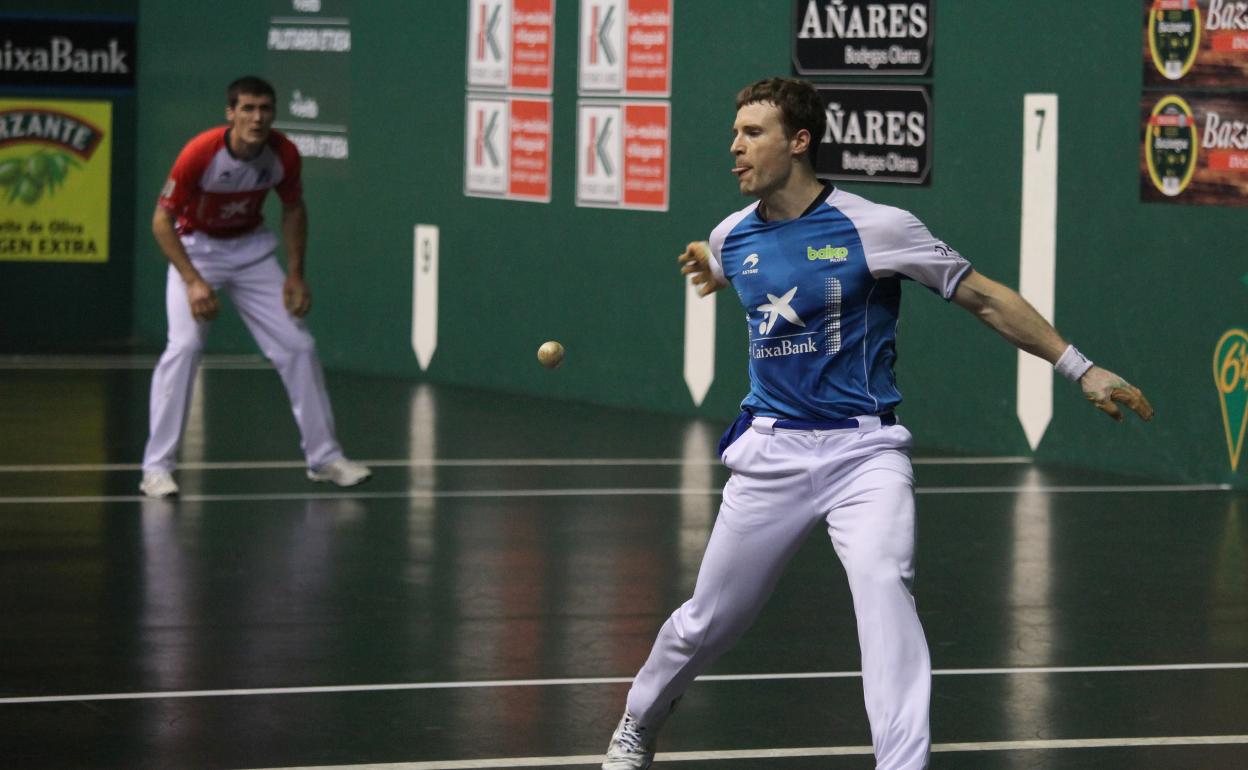 Iñaki Artola se dispone a sacar en la semifinal del sábado en el Labrit ante Zabaleta. 