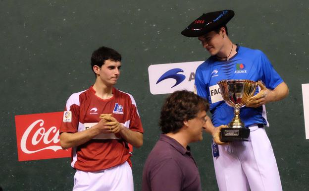 Artola, con la txapela, recibe el trofeo de campeón del Promoción del Cuatro y Medio.