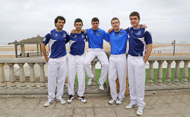 Aritz Lasa, Jokin Altuna, Mikel Olaetxea, Iñaki Artola e Iker Irribarria posan ante la playa de Zarautz en la presentación del Cuatro y Medio de Zarautz.