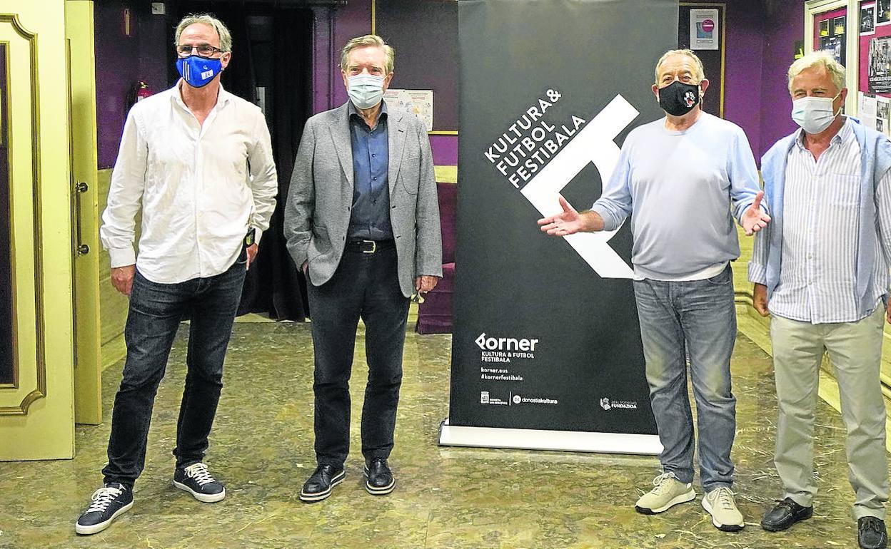 Bixio Górriz, IñakI Gabilondo, Karlos Arguiñano y Roberto López Ufarte, ayer en la entrada del Teatro Principal de San Sebastián. 