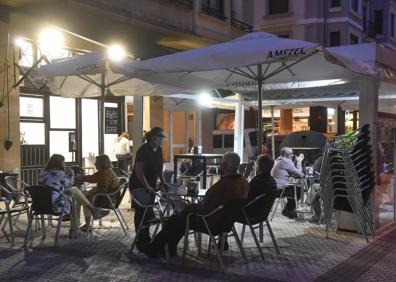 Imagen secundaria 1 - Bares de una calle de Gros este miércoles por la noche.