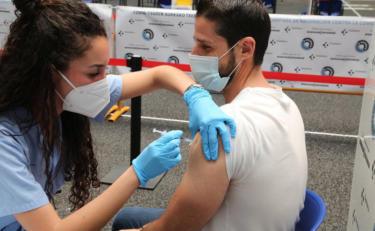 Vacunación Euskadi: Los vascos de 49 años recibirán esta semana SMS para ser vacunados la próxima semana