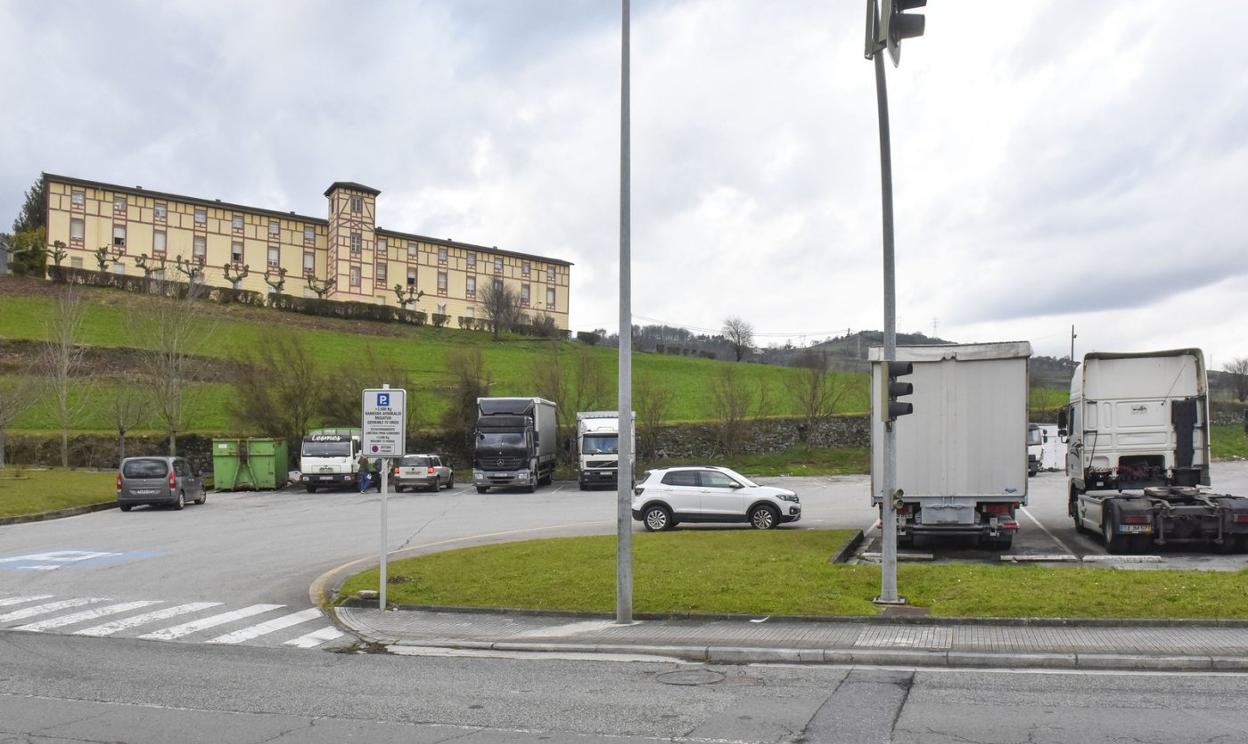 Imagen del aparcamiento de camiones, zona escogida para la construcción del futuro hospital comarcal de titularidad pública. 